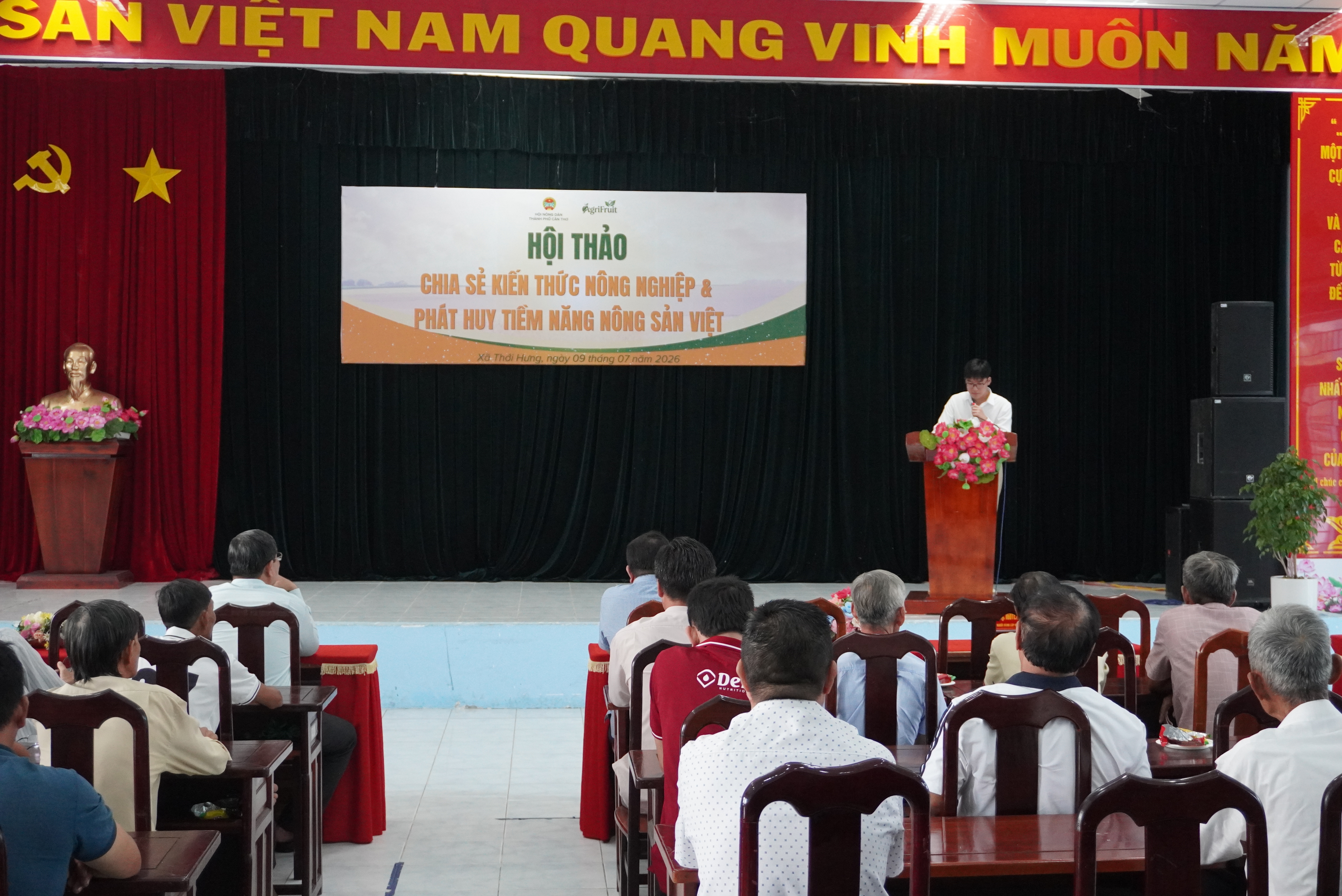 Workshop attendees learning about Vietnamese agriculture